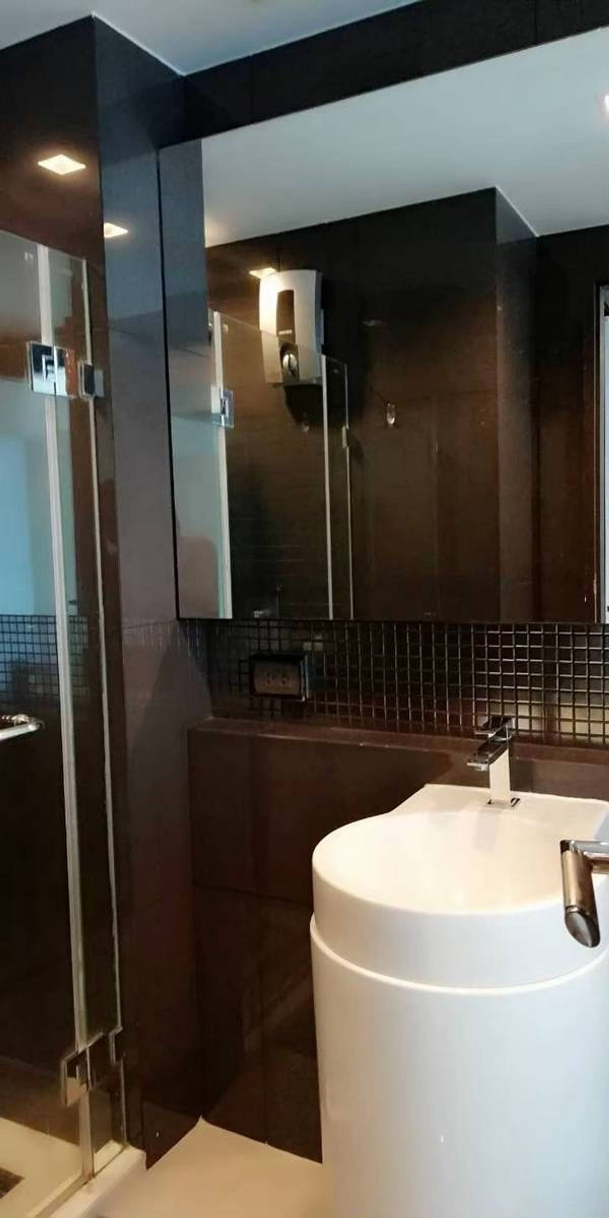 Rhythm Sathorn Condo - Spacious 1-Bedroom Near BTS Saphan Taksin