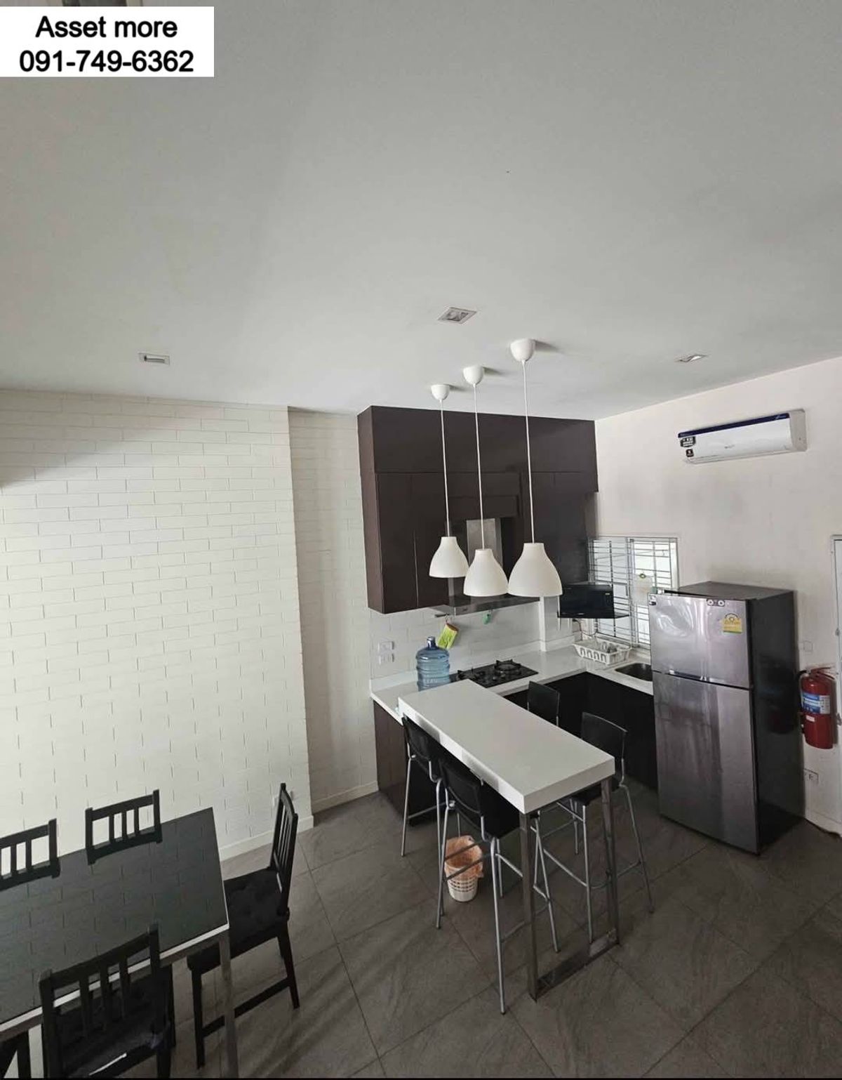 3-Storey Townhouse near Stamford University with Furniture