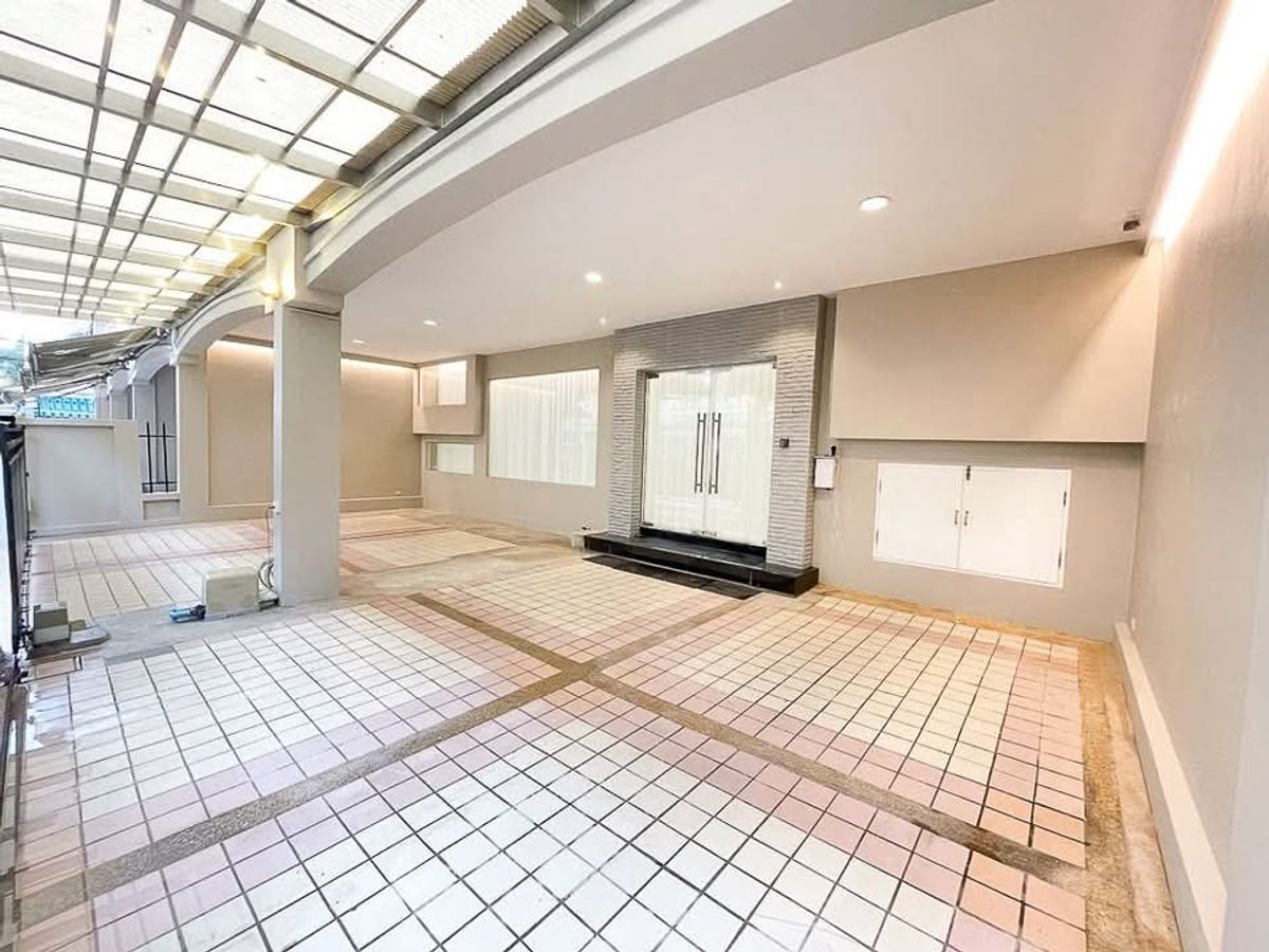 Luxury Townhome near Rama 3 Road - Spacious 425 sq.m. Property