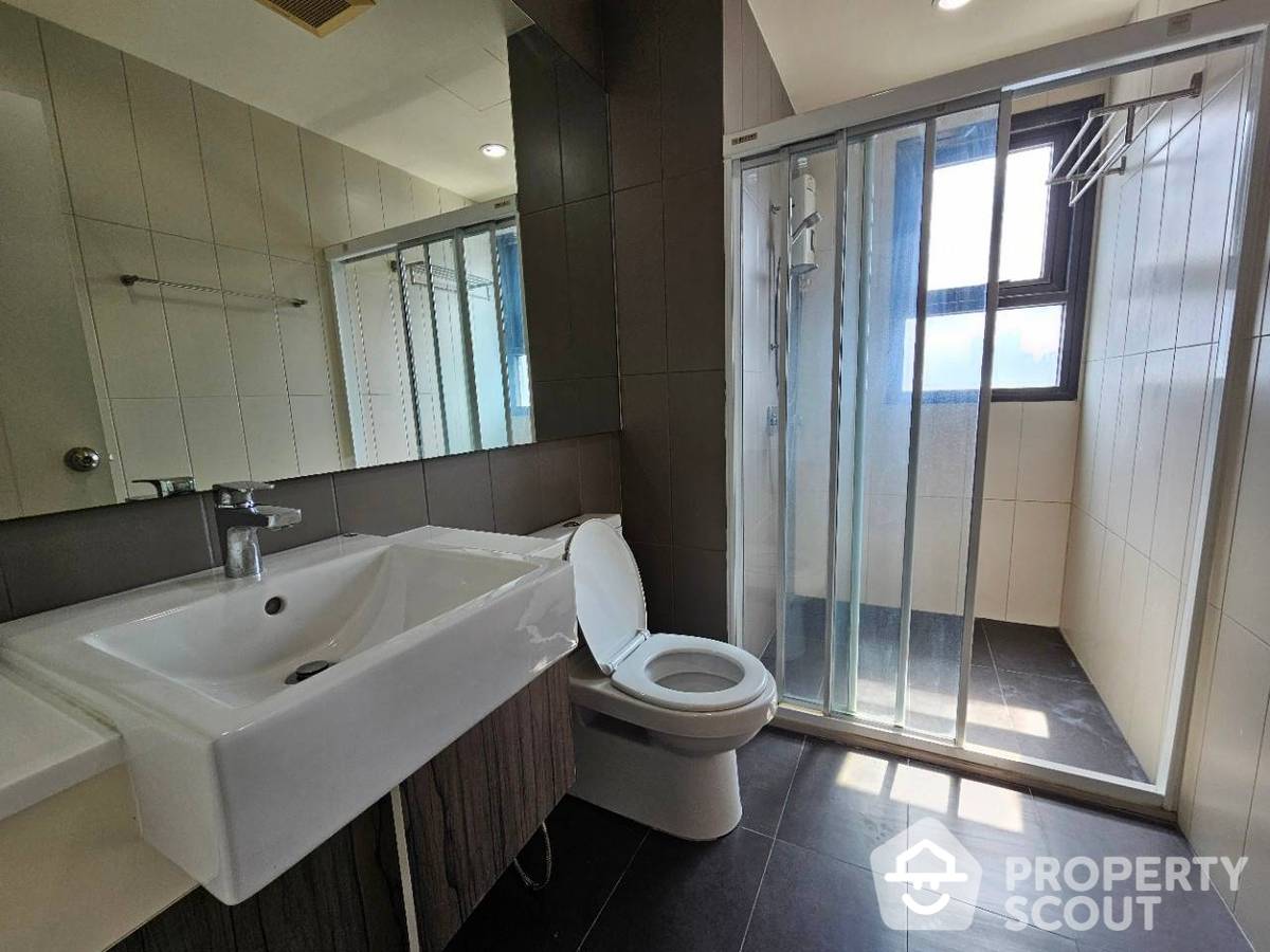 Fully Furnished 2-Bedroom Condo near MRT Huai Khwang