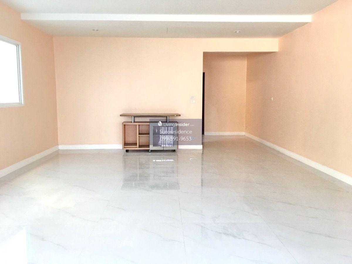 3-Bedroom Townhouse in Huai Khwang - Spacious Urban Living