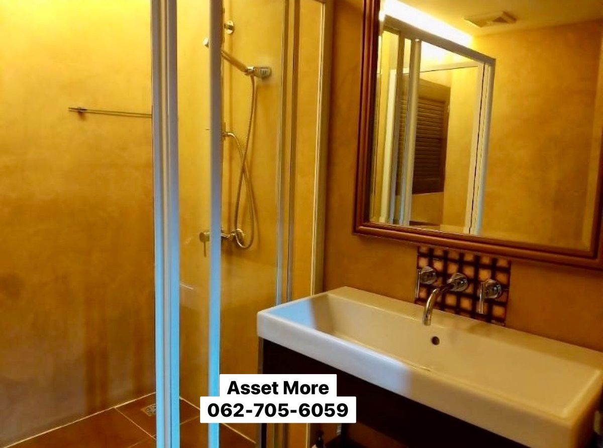 5-Story Townhome with 7 Bedrooms near BTS Phrom Phong