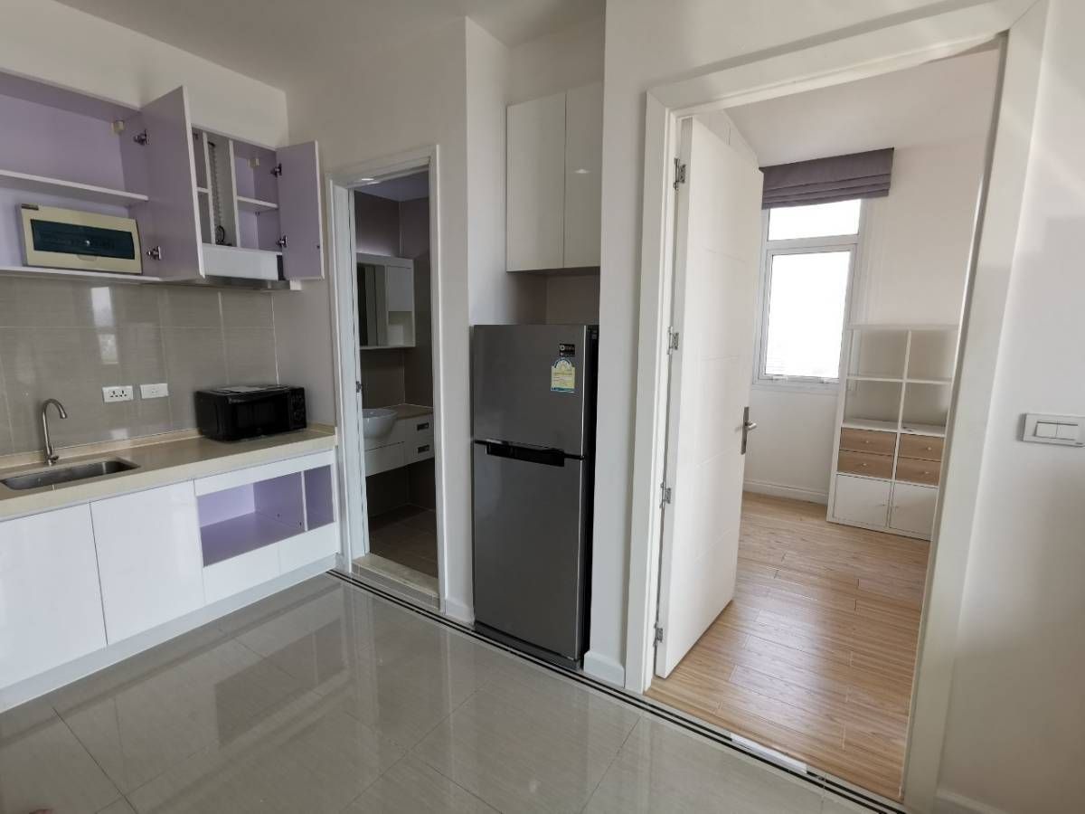 TC Green Condo Rama 9 - Modern 1-Bedroom Apartment with City View