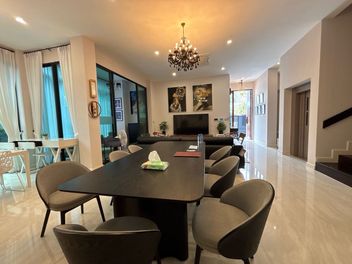 Luxury 3-Floor Detached House with Private Pool and Elevator