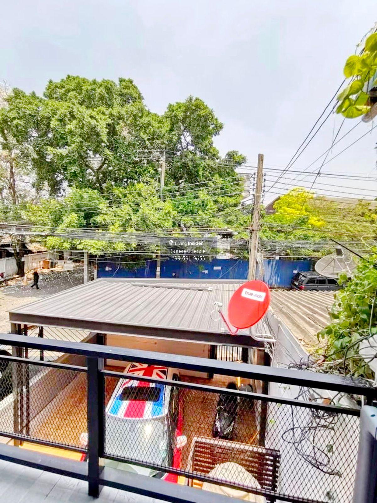 Townhouse in Huai Khwang - Spacious 2-Floor Property
