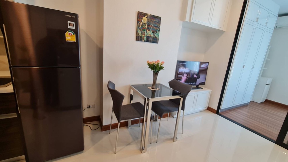 Қала көрінісі бар ыңғайлы 1 бөлмелі пәтер