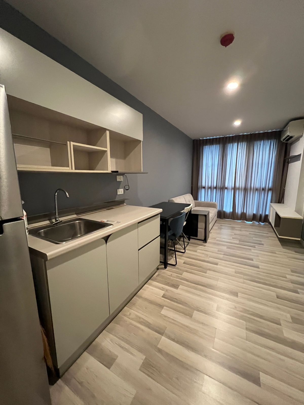 Low RAISE 1-Bedroom Condo with Fitness and Pool Near Seacon Square