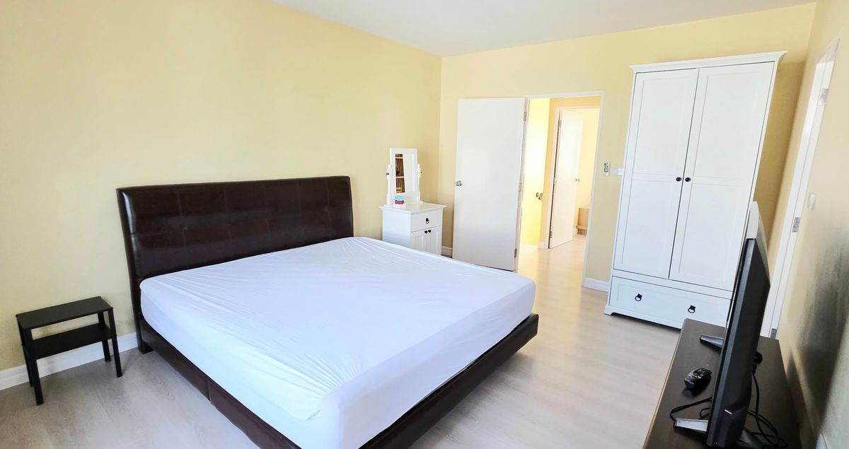Modern 2-Bedroom Townhouse with Pool and Parking