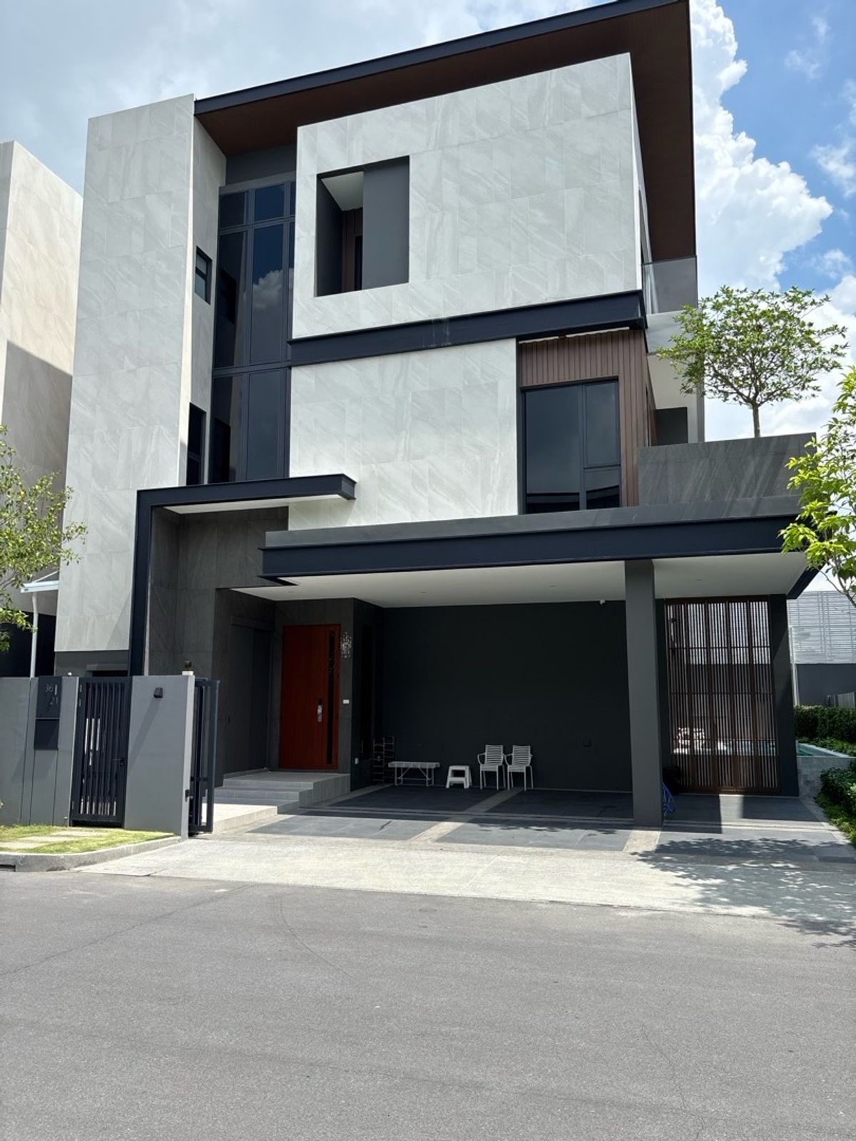 Luxury 3-Floor Detached House with Private Pool and Elevator