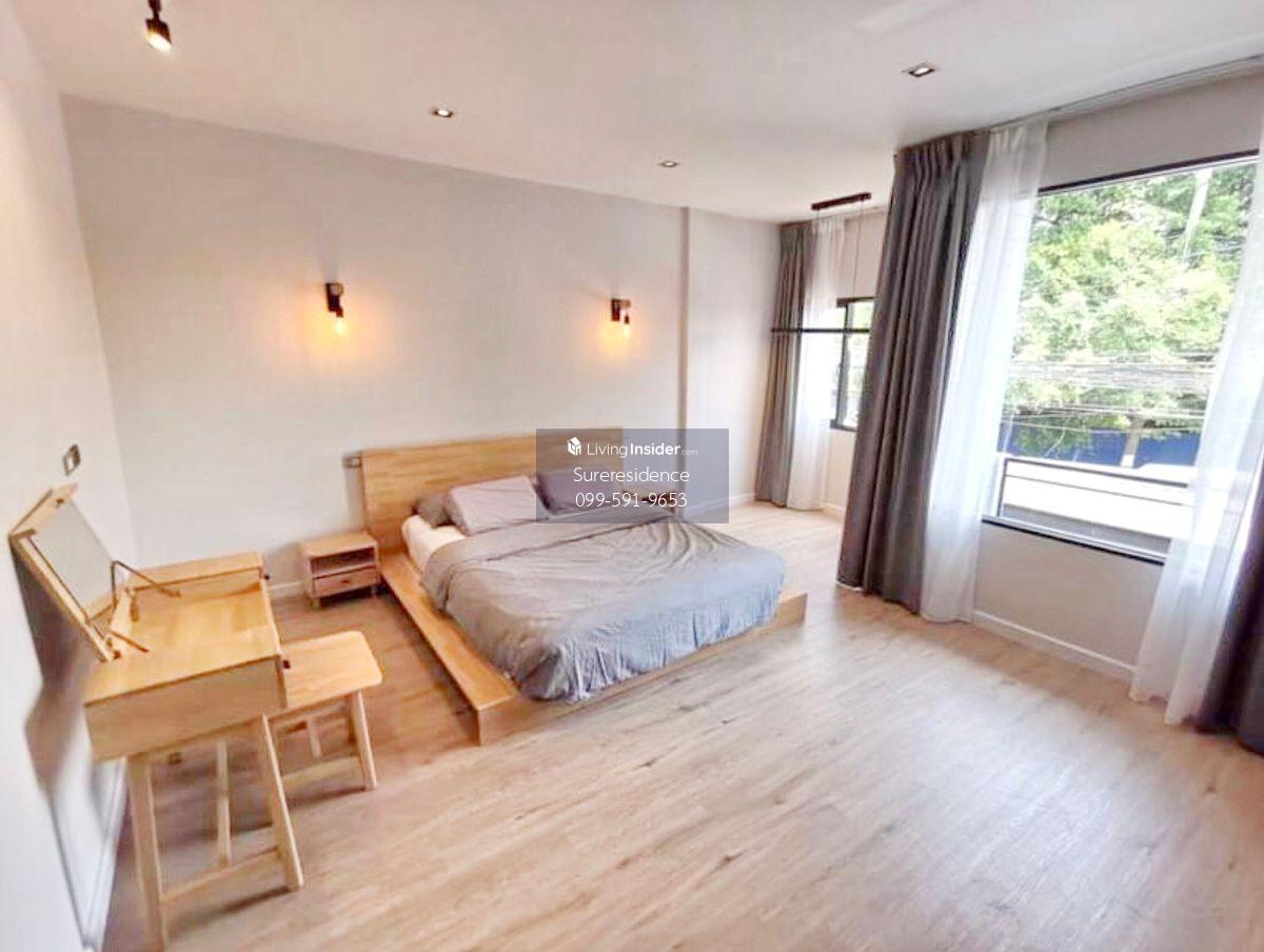 Townhouse in Huai Khwang - Spacious 2-Floor Property