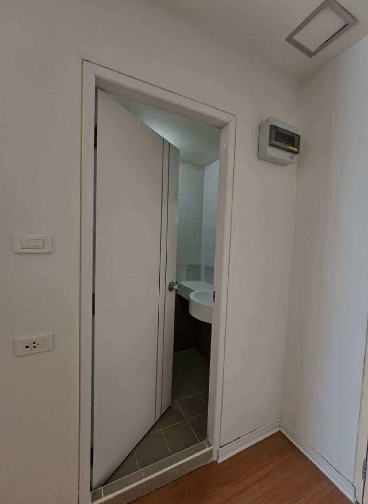 Studio Apartment at LPN Bodin Ramkamhang, 25 sqm, 8th Floor