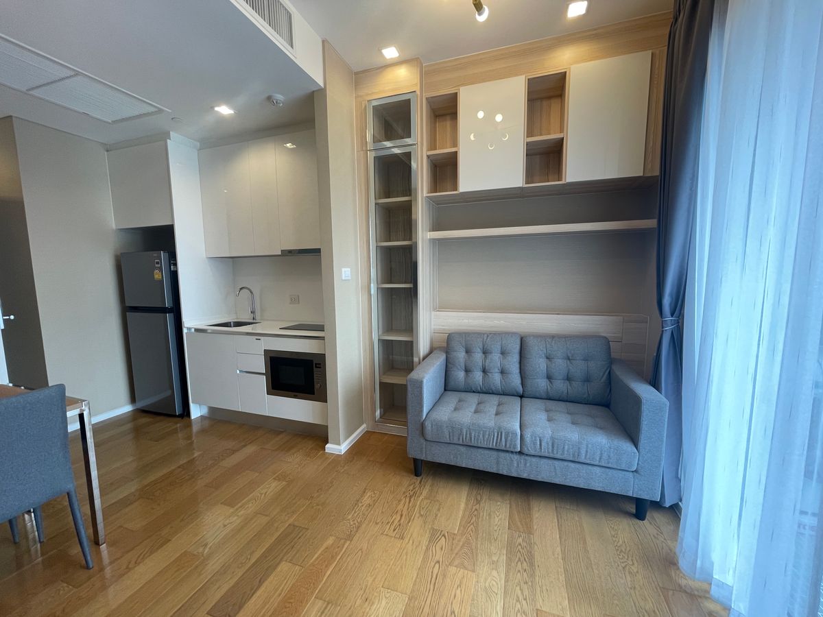 Rent the Saint Residences 1 Bedroom 1 Bathroom 35 SQM. The room is available in the same condition from the earthquake. Furniture near MRT Phahonyothin