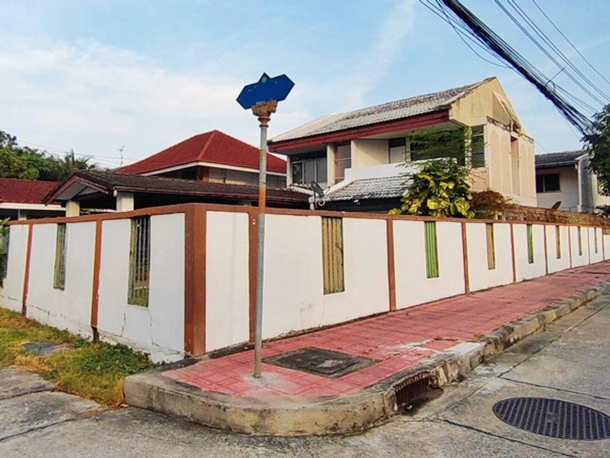Two-story house near Ramkhamhaeng, suitable for home office or business
