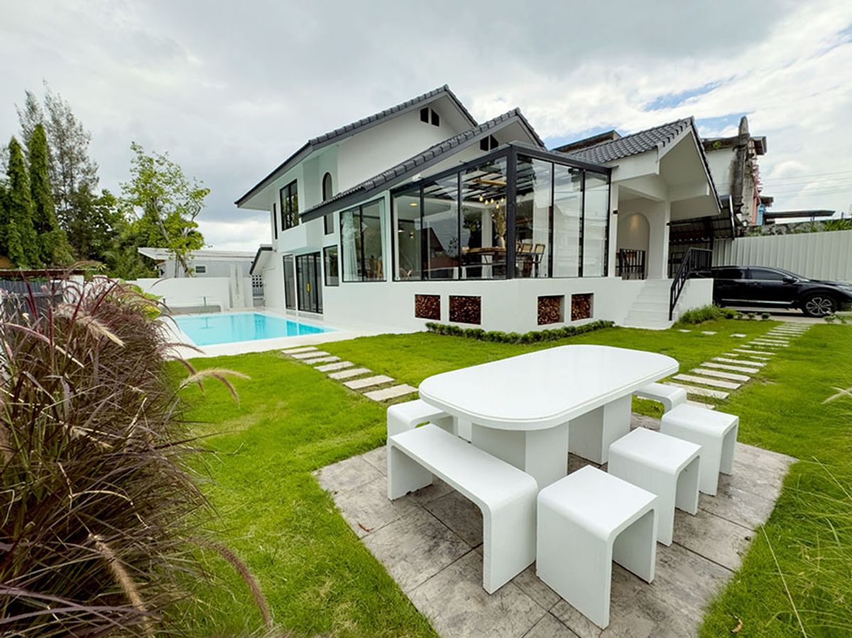 Luxury 2-Story Pool Villa near Big C Mae Hia