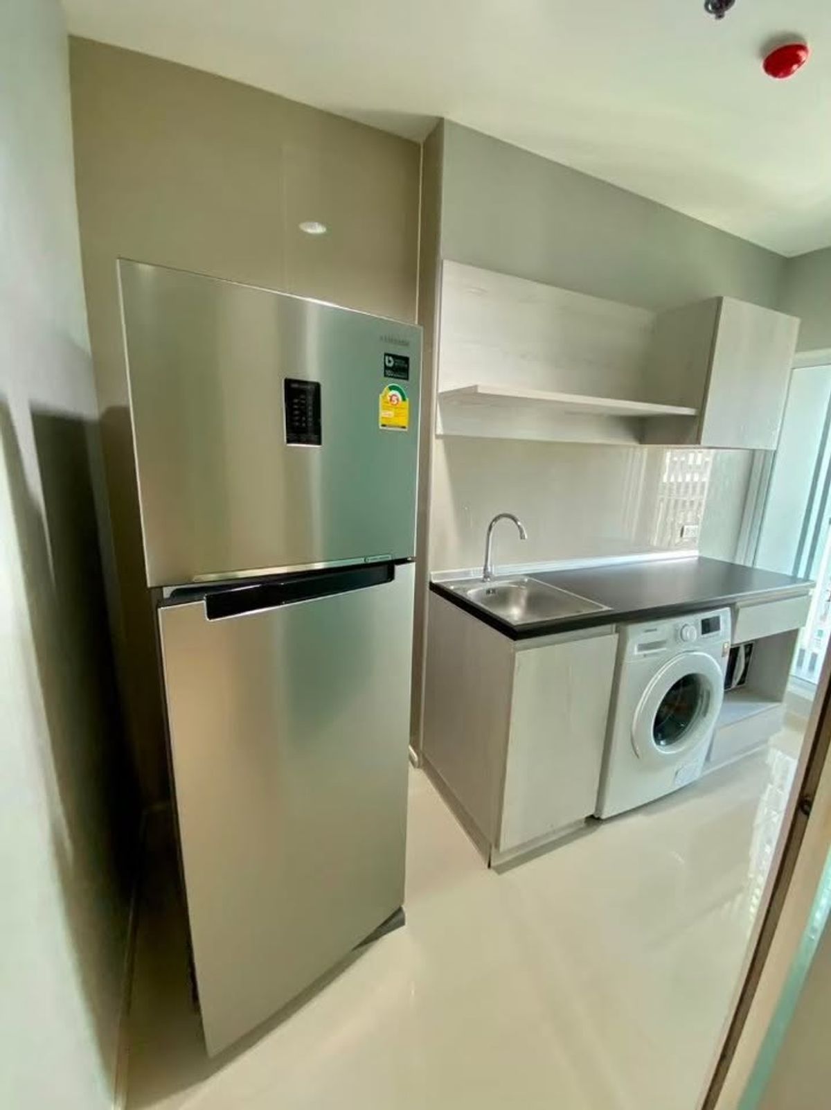 1 Bedroom Condo near BTS Erawan - Compact Living Space