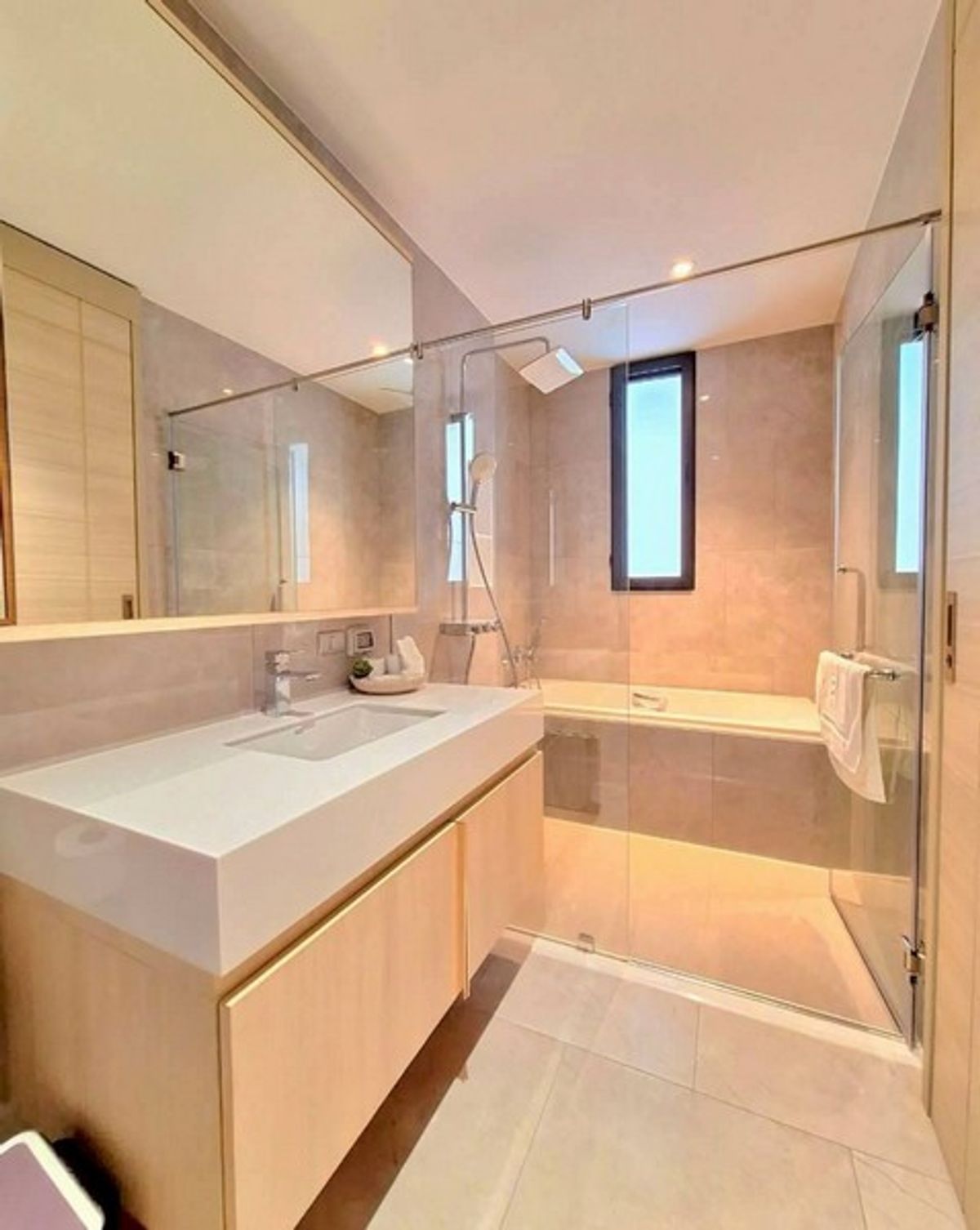 Beautiful Rooms at Bearing Residence - Near BTS Bearing