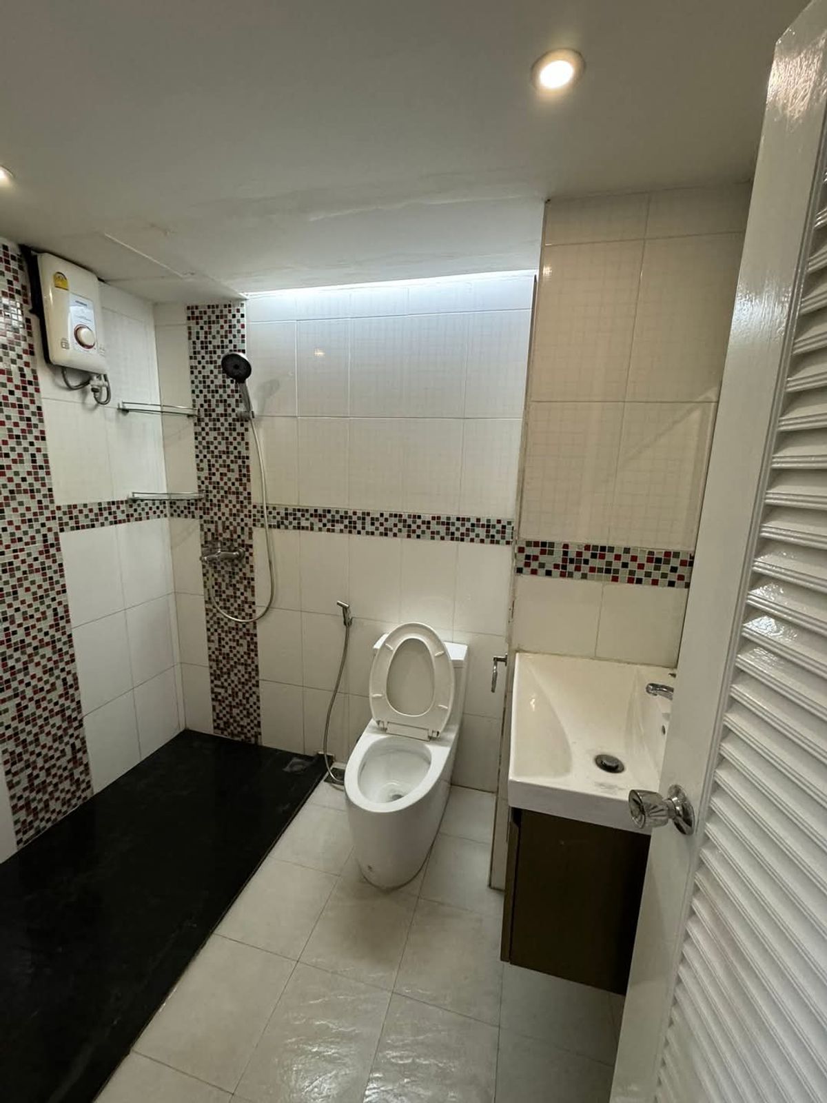 Fully Furnished 1 Bedroom Apartment near Platinum
