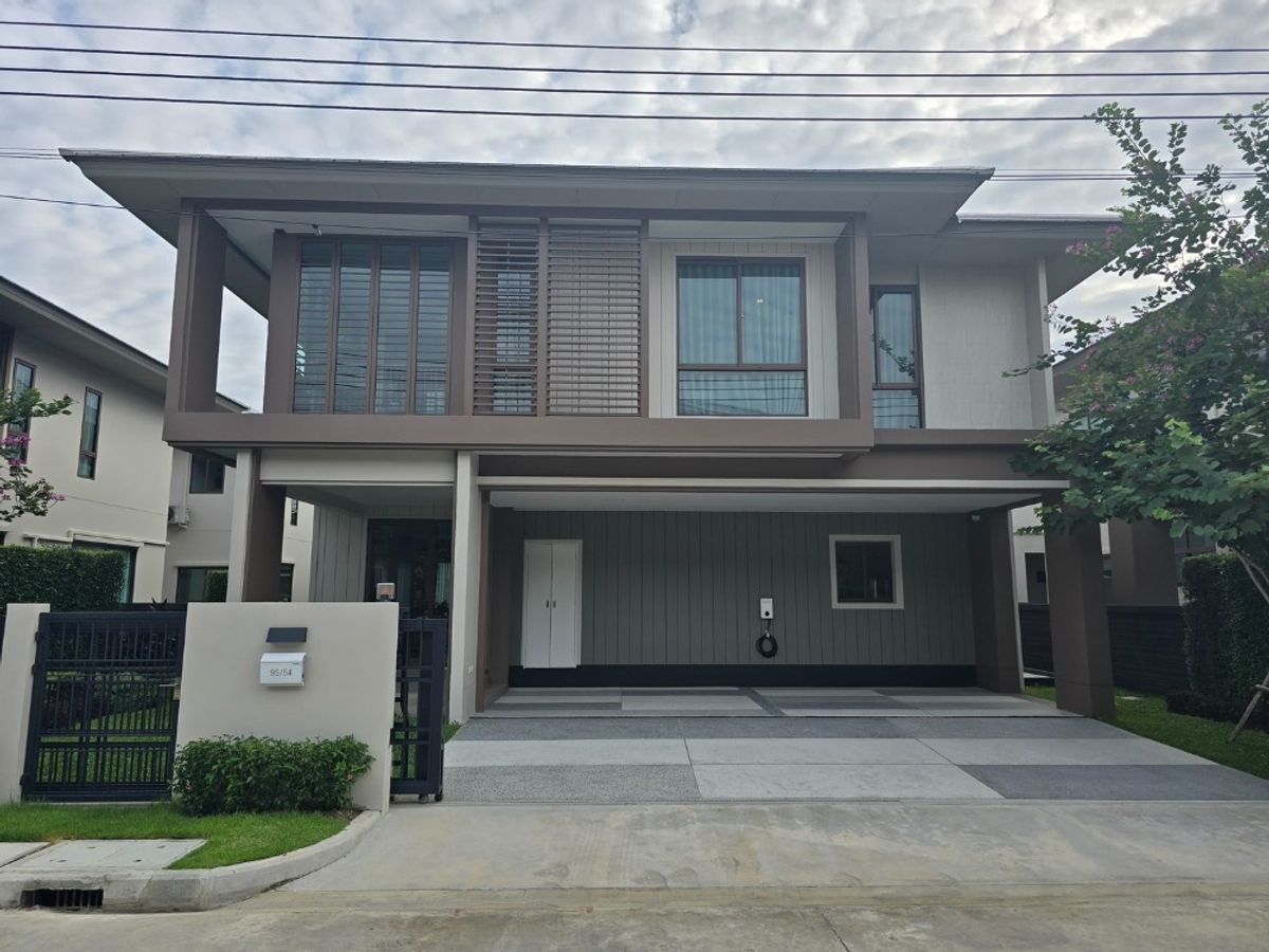 Luxury 4-Bedroom House in Barasiri, Krungthep Kreetha with Modern Amenities