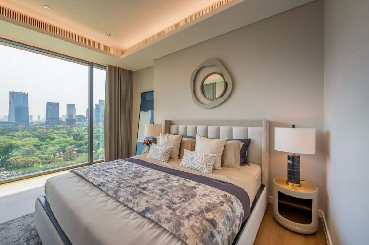 Luxury Sindhorn Tonson Condo with Lumpini Garden View