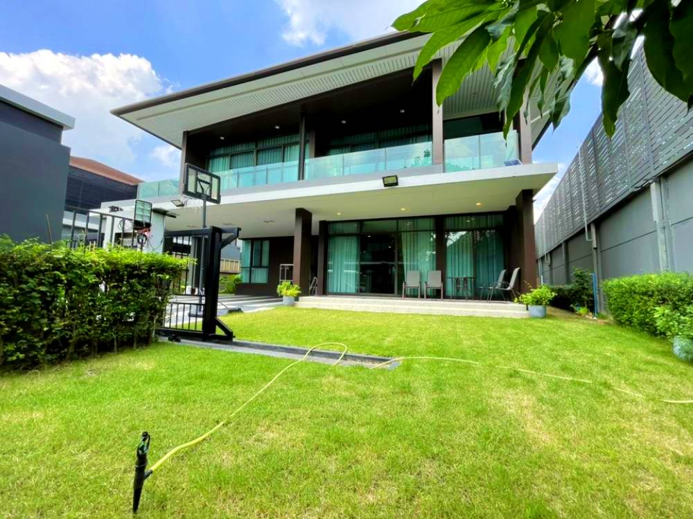 Spacious 4-Bedroom House with Pool and Security in Setthasiri Krungthep Kreetha