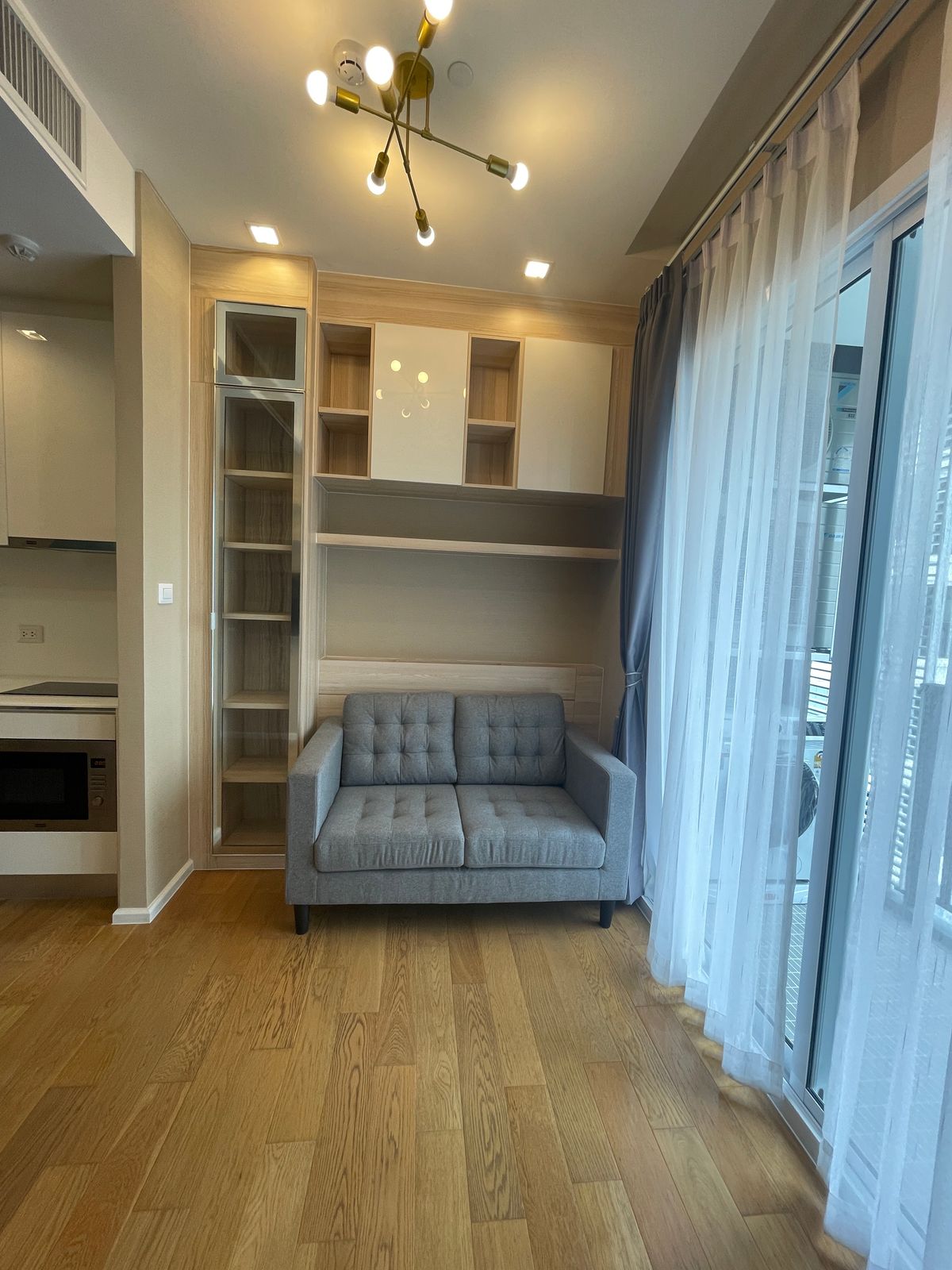 Rent the Saint Residences 1 Bedroom 1 Bathroom 35 SQM. The room is available in the same condition from the earthquake. Furniture near MRT Phahonyothin