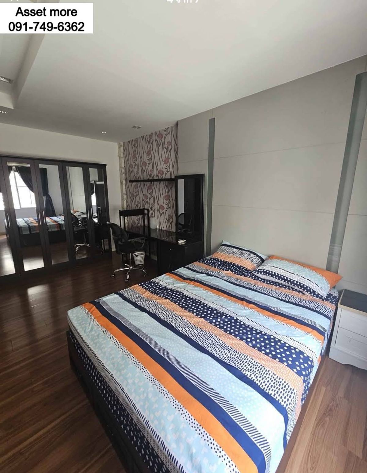 3-Storey Townhouse near Stamford University with Furniture