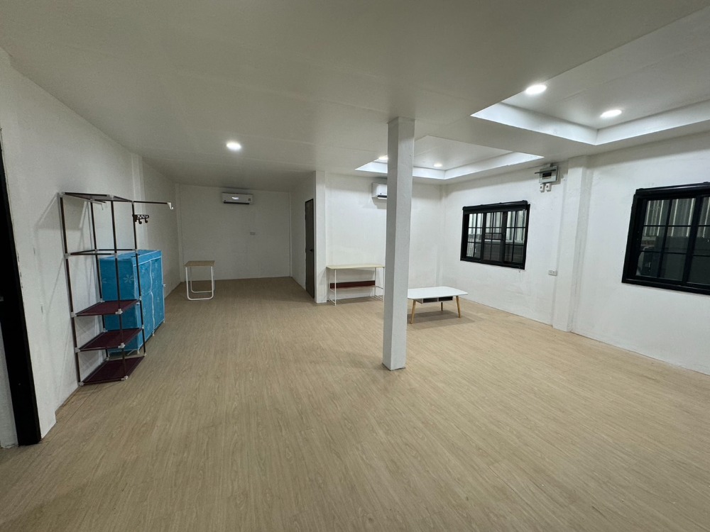 4-Bedroom House near Main Road in Suan Phak