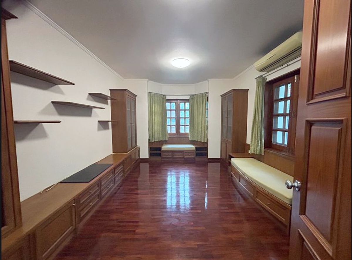 Spacious Detached House near Sukhumvit 71 with Large Garden