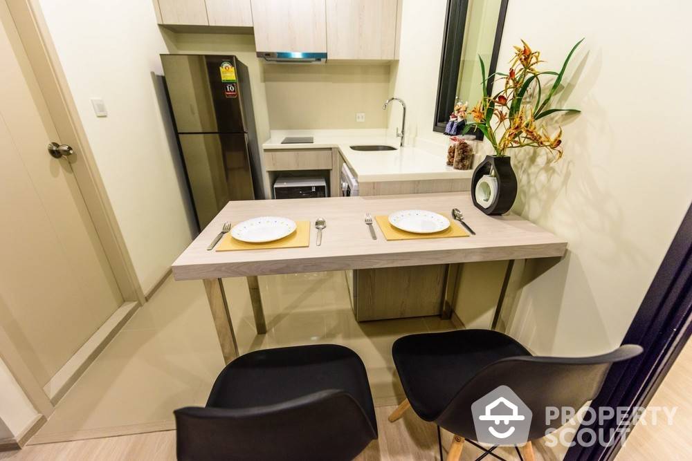 Fully Furnished 1 Bedroom Condo at Life Asoke, Huai Khwang