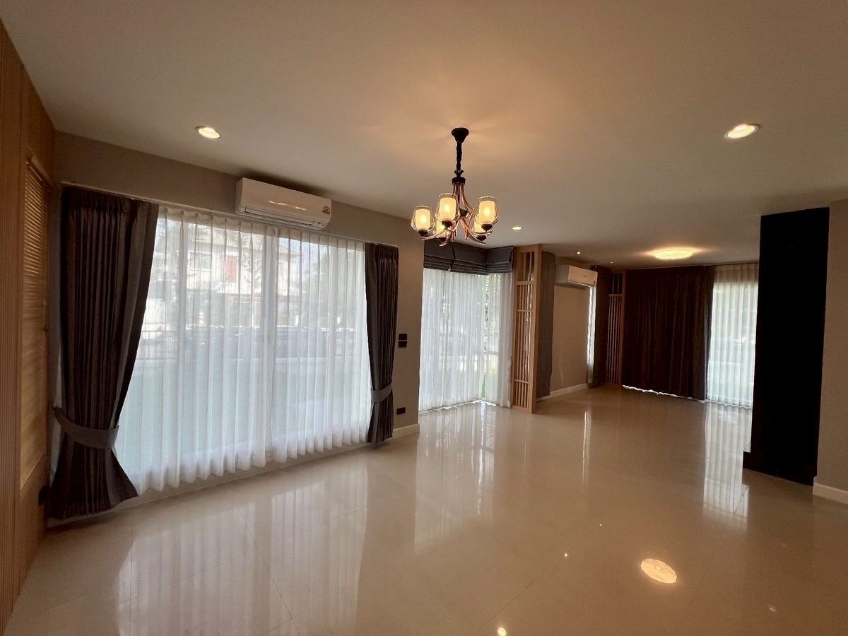Luxury House near Suvarnabhumi Airport with Multiple Amenities