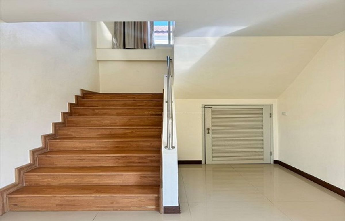 2-storey corner house in Srinakarin Village, Sriracha with furniture
