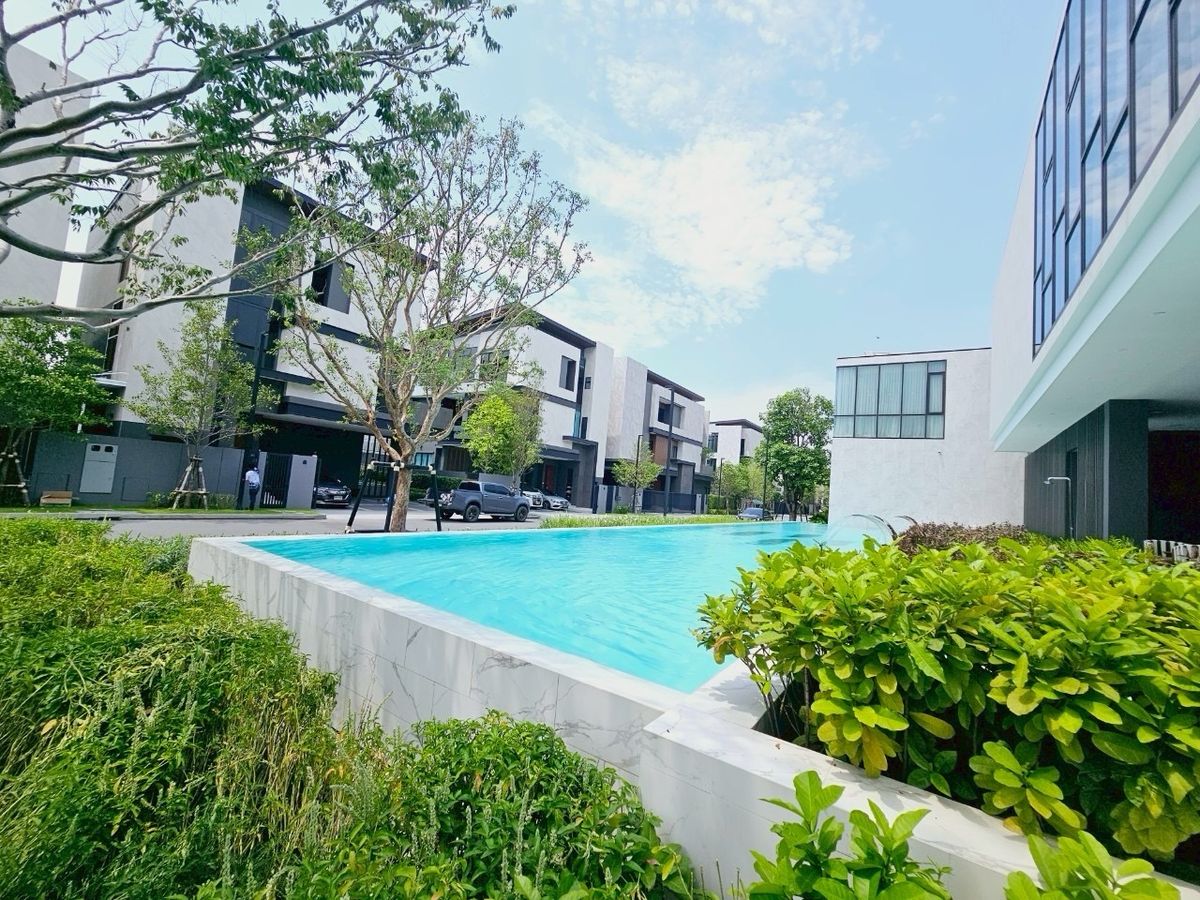 Brand New Super Luxury Pool Villa at Honor Yothinpattana