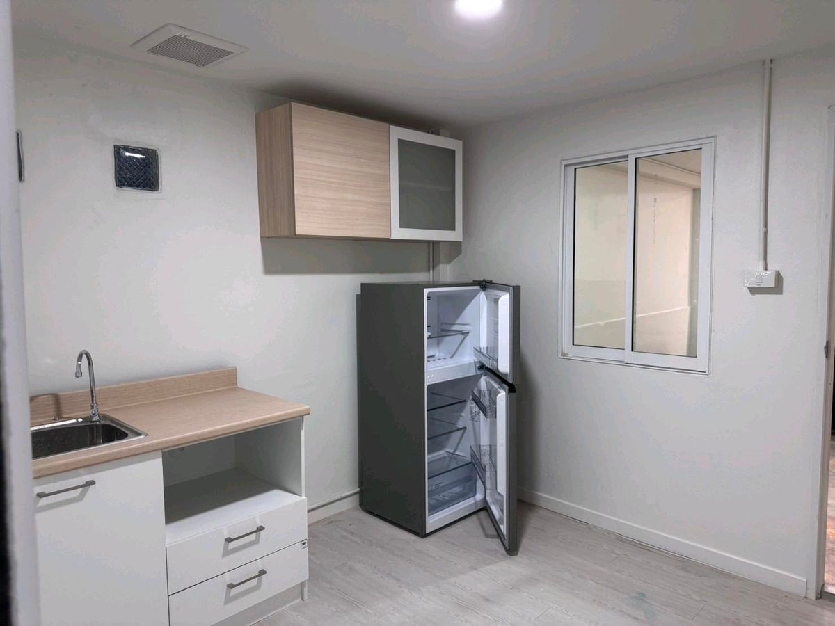 Compact 1-Bedroom Apartment in Bangkok with Essential Amenities