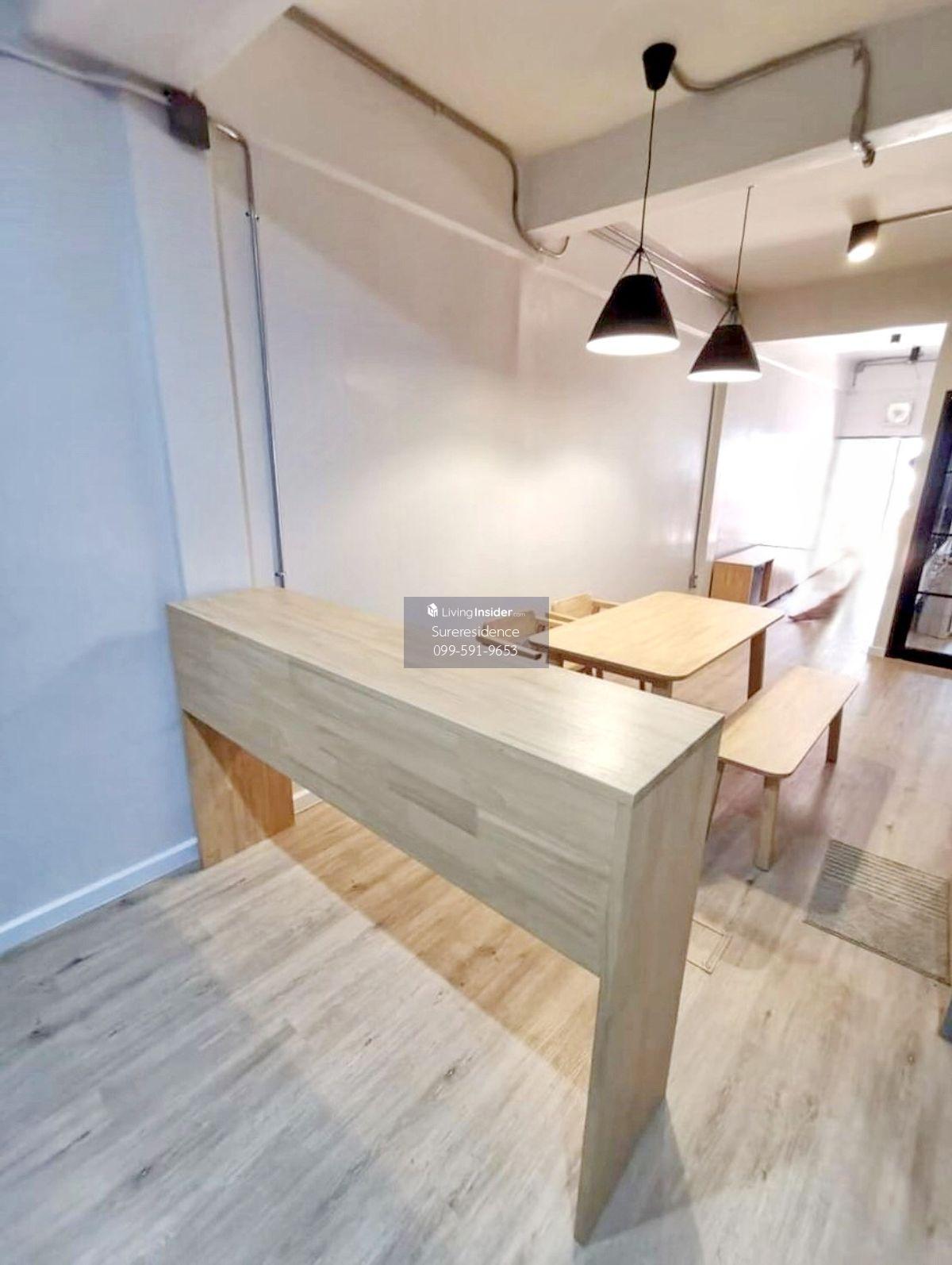 Townhouse in Huai Khwang - Spacious 2-Floor Property
