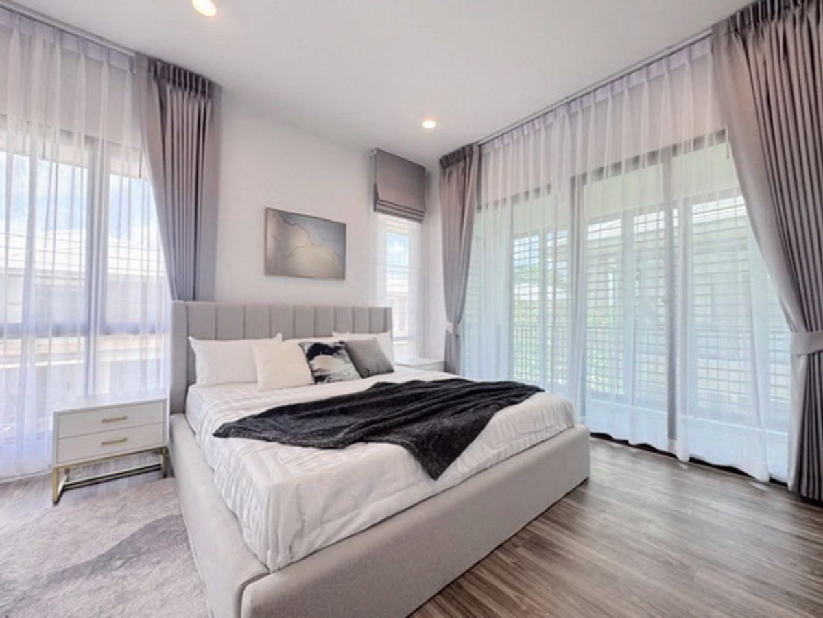 Fully Furnished 4-Bedroom House in Burasiri Krungthepkreetha, Srinakarin-Romklao Area