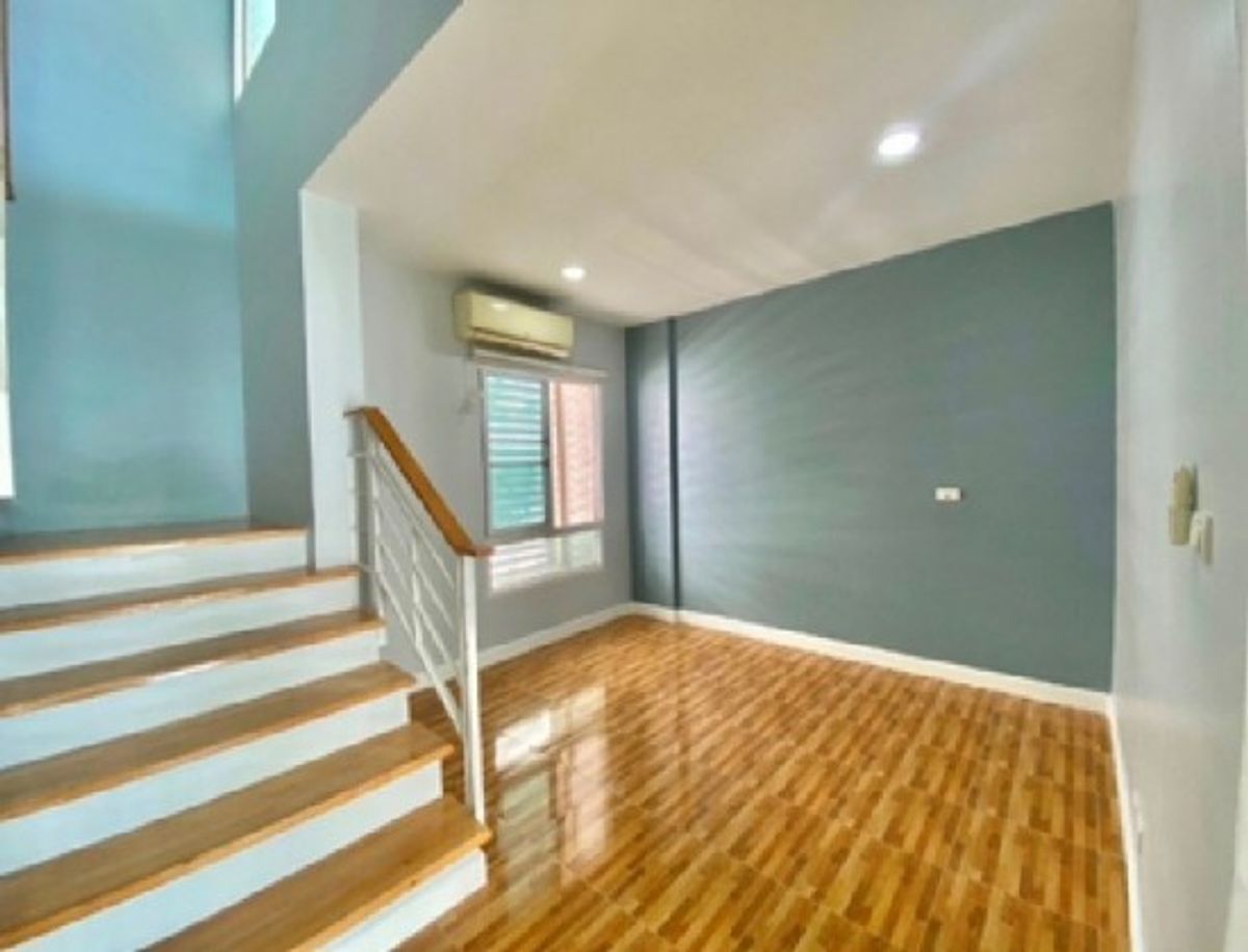 3-story townhome in Ban Klang, Lat Phrao, near universities and hospitals