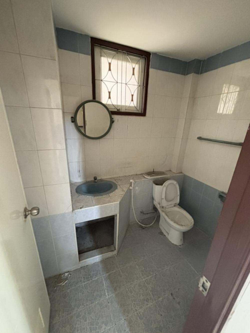 Spacious 5-Bedroom House near Borommaratchachonnani Road