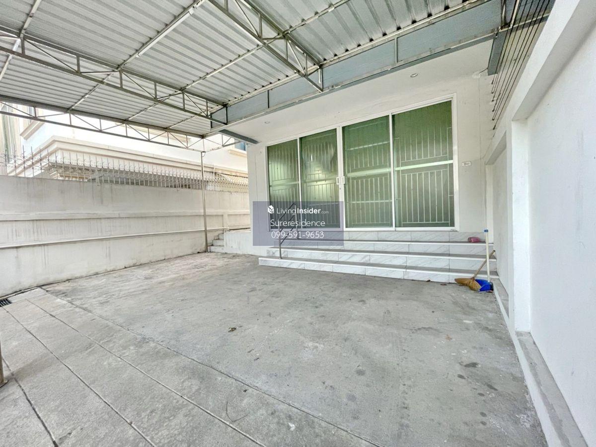 3-Bedroom Townhouse in Huai Khwang - Spacious Urban Living