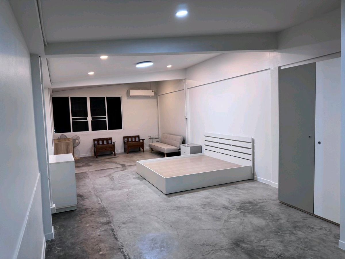 Compact 1-Bedroom Apartment in Bangkok with Essential Amenities