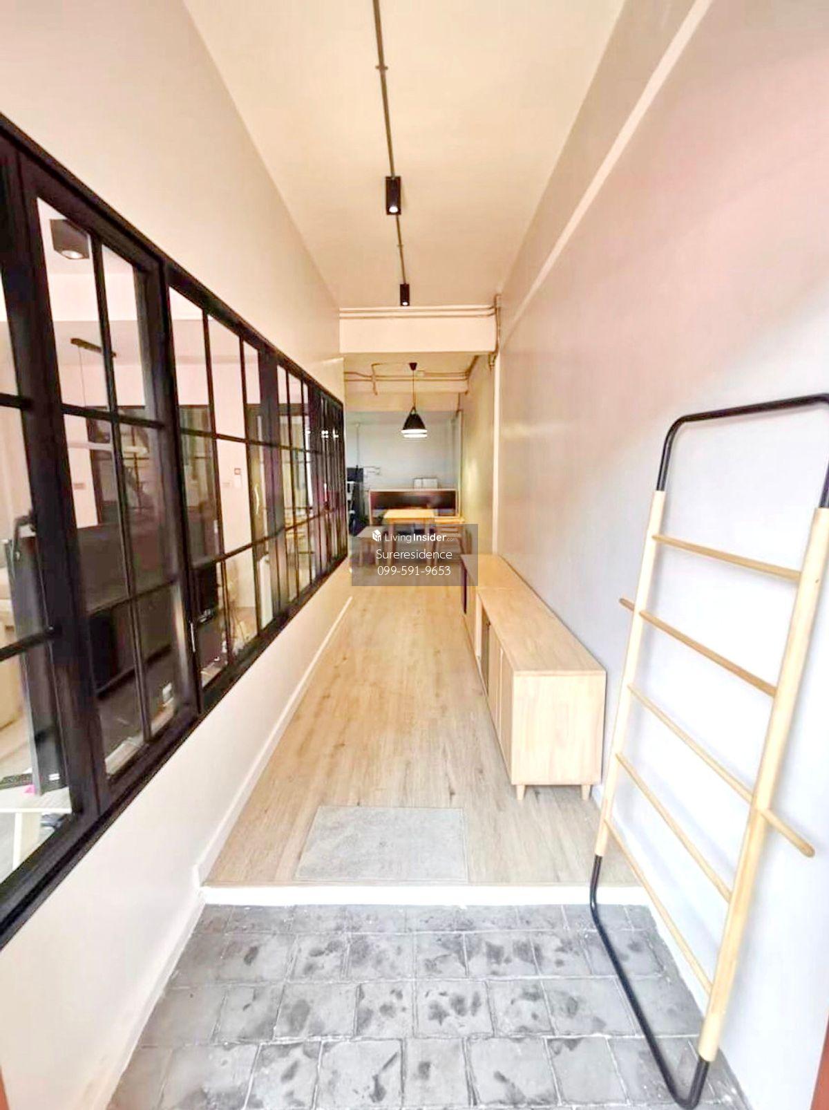 Townhouse in Huai Khwang - Spacious 2-Floor Property