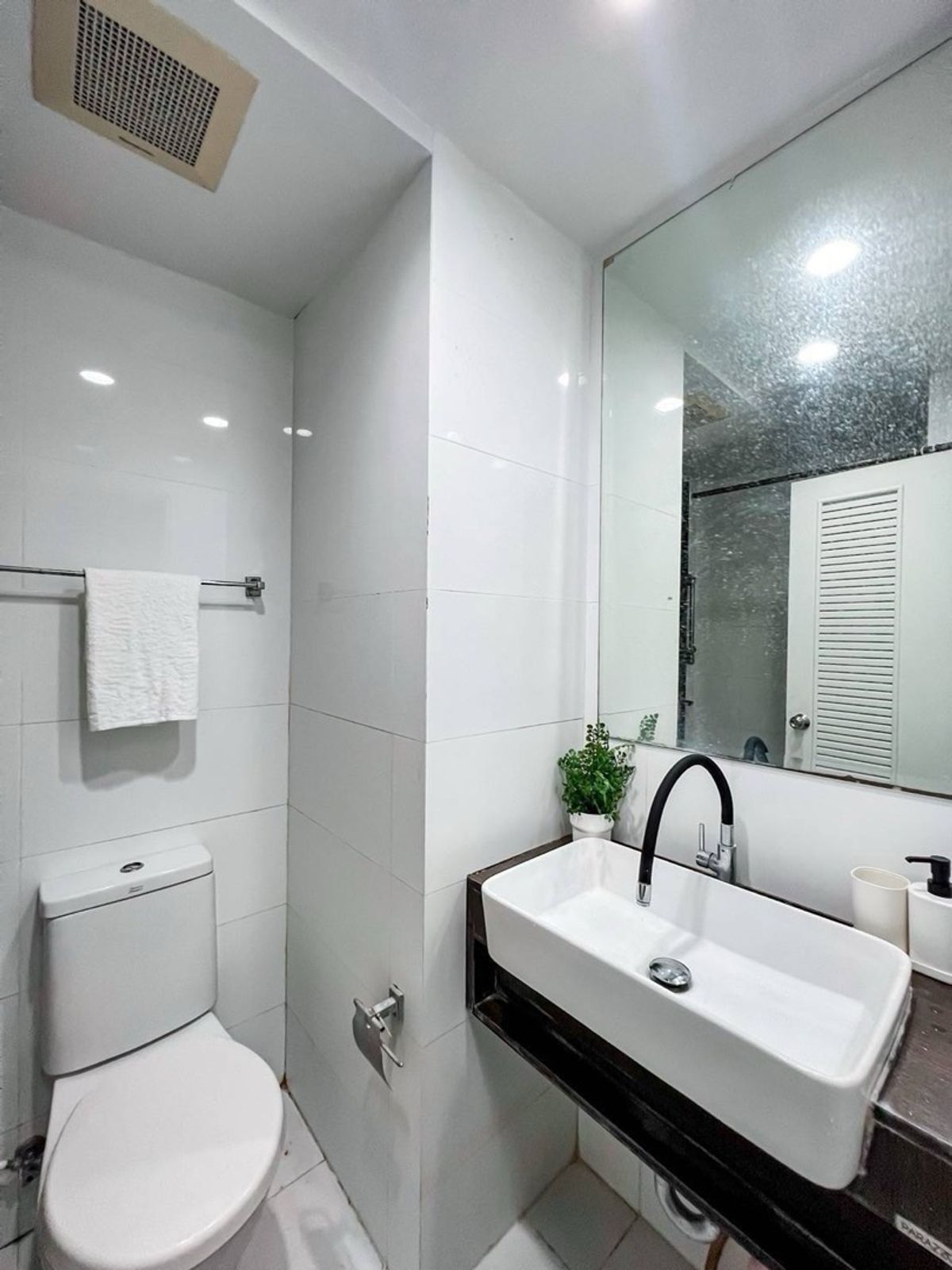 Fully Furnished 1 Bedroom Condo