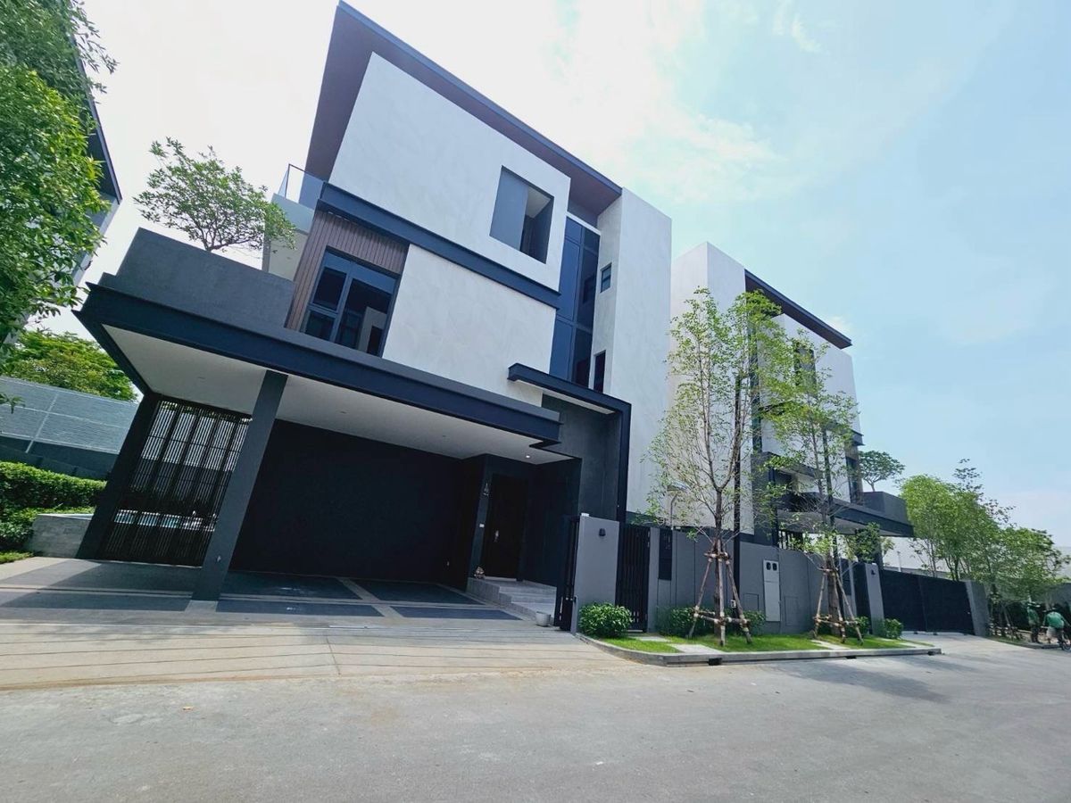 Luxury 3-Storey Pool Villa at Honor Yothinpattana