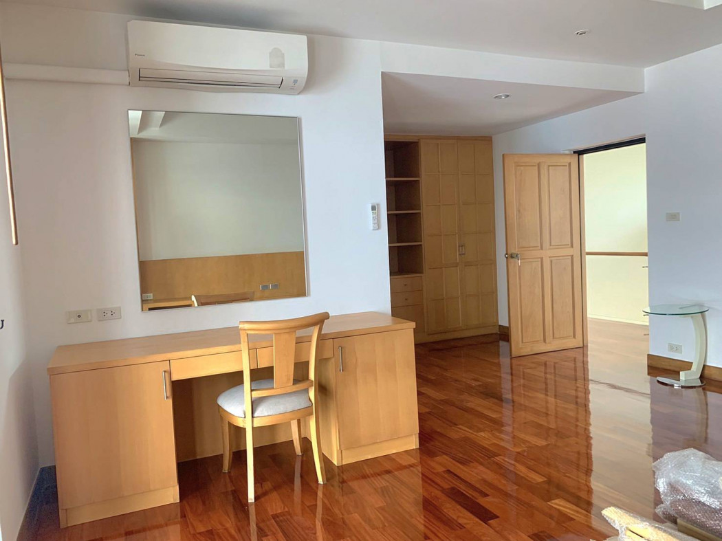 Luxurious 5-Bedroom House with Private Pool in Vibhavadi Inthamara