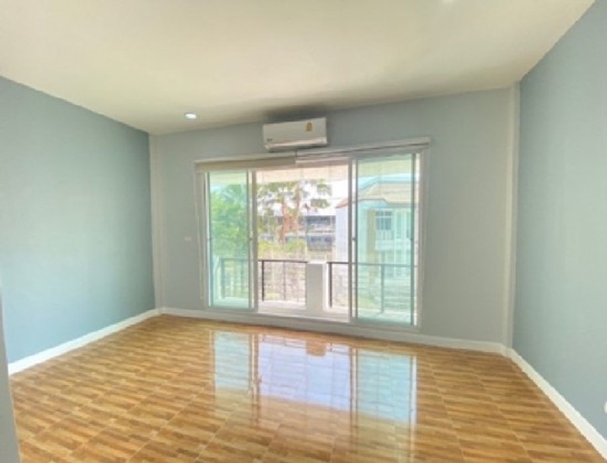 3-story townhome in Ban Klang, Lat Phrao, near universities and hospitals