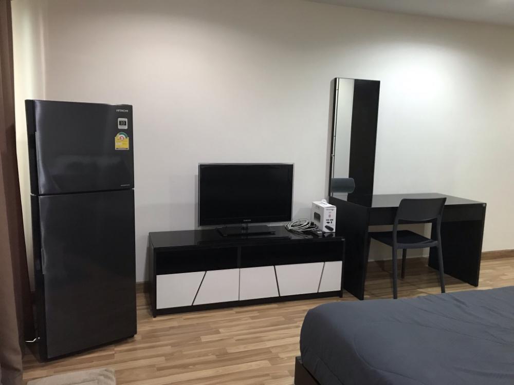 Regent Home 15 студиялық пәтері, жүзім бассейні көрінісімен