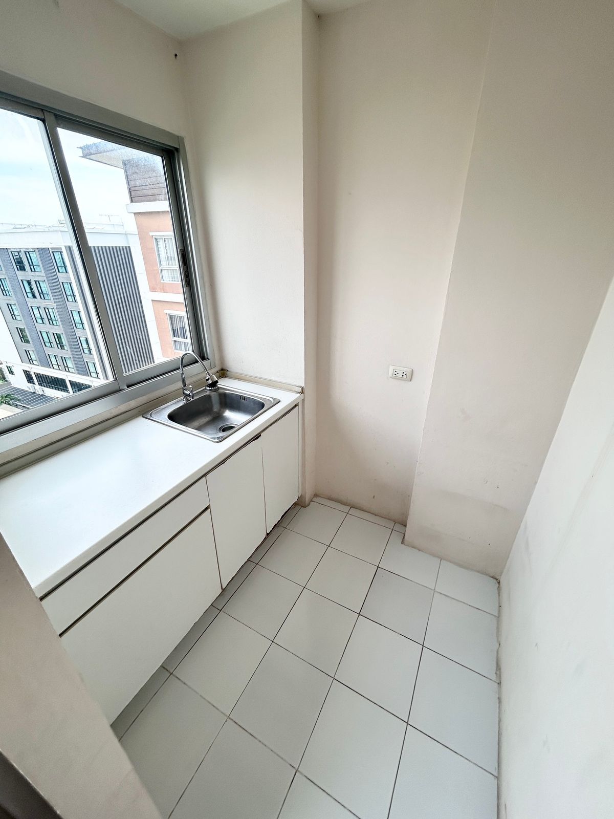 B Condo Bangna - Studio Apartment with Fresh Renovation