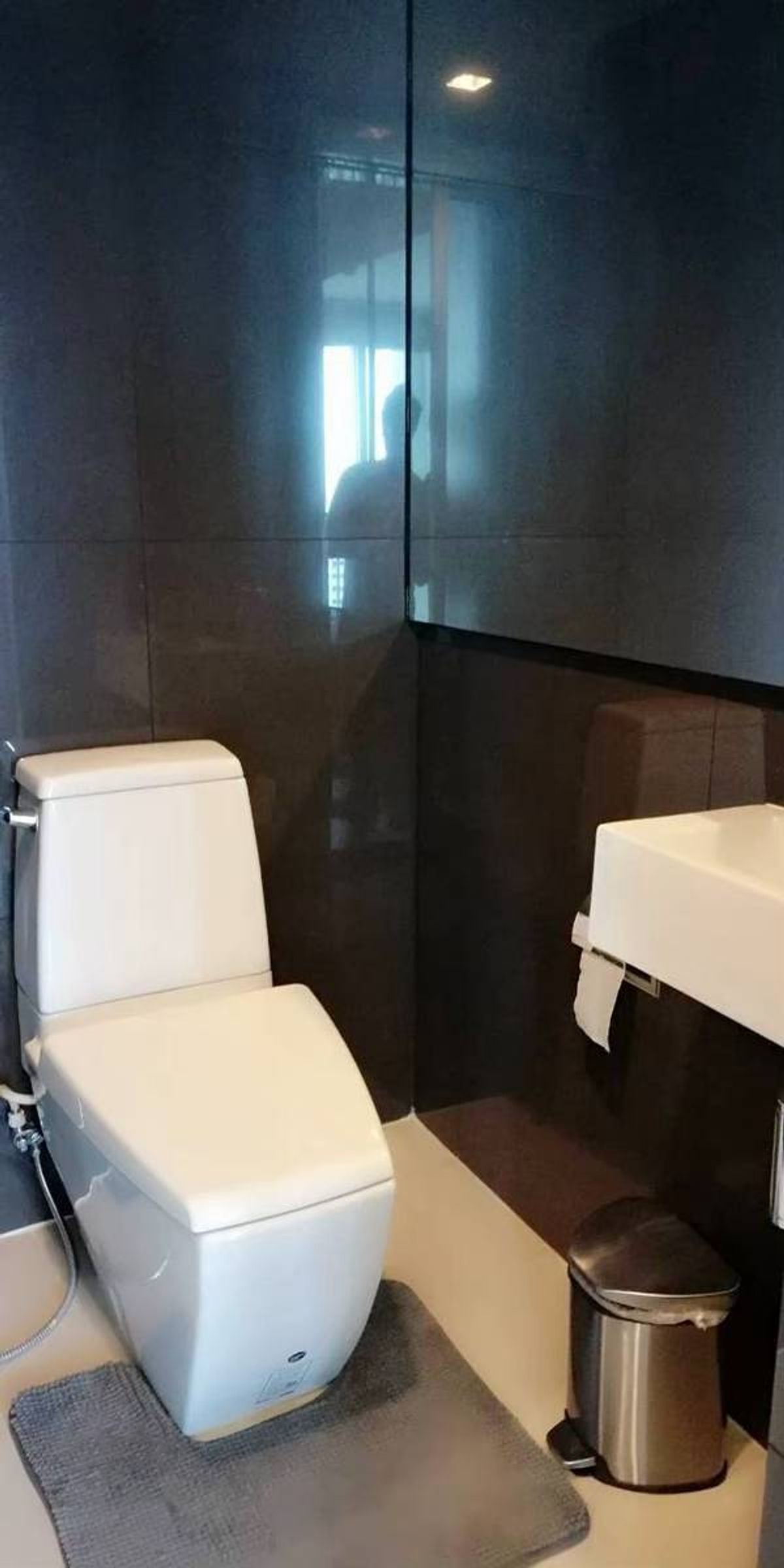 Rhythm Sathorn Condo - Spacious 1-Bedroom Near BTS Saphan Taksin