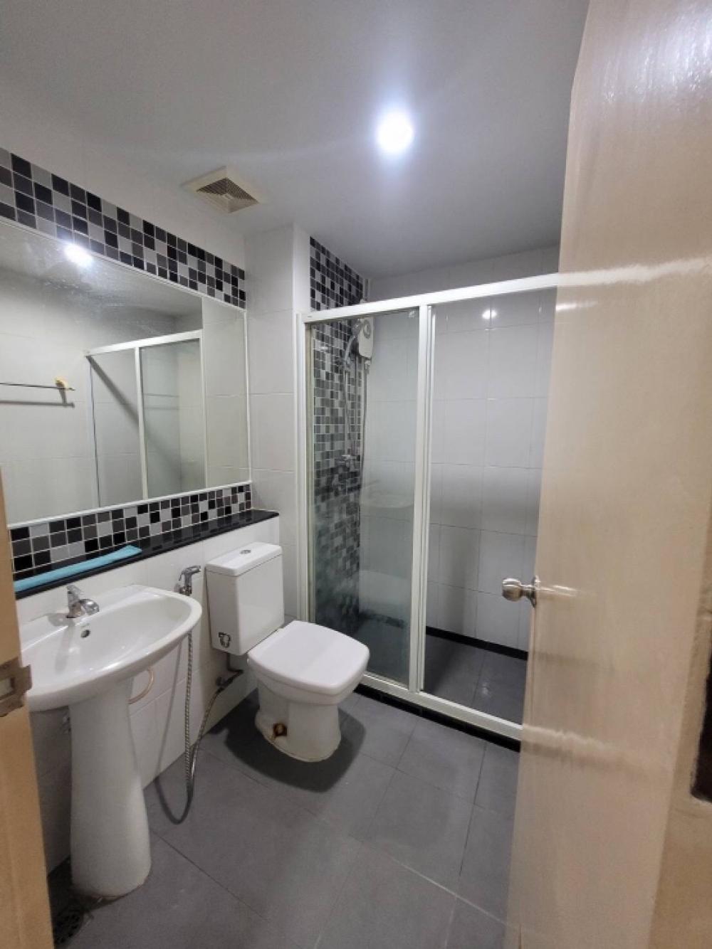 Regent Home 15 студиялық пәтері, жүзім бассейні көрінісімен
