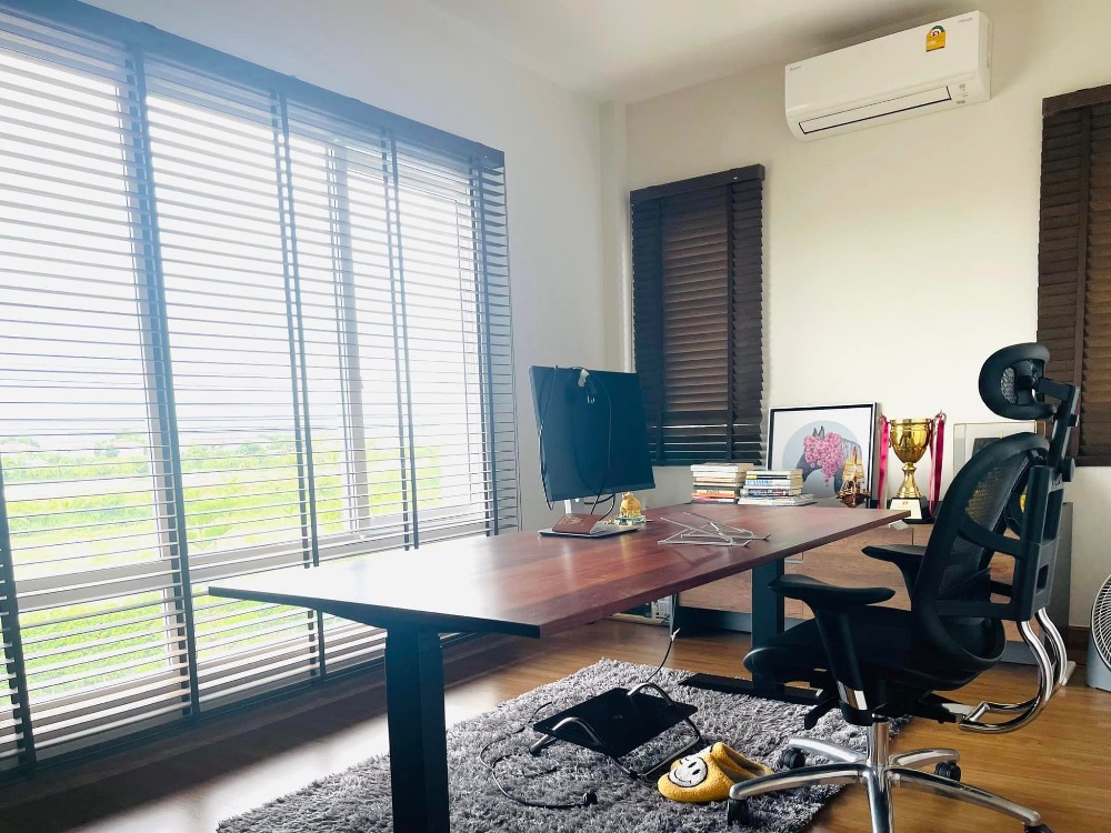 Spacious 4-Bedroom House with Garden and Parking