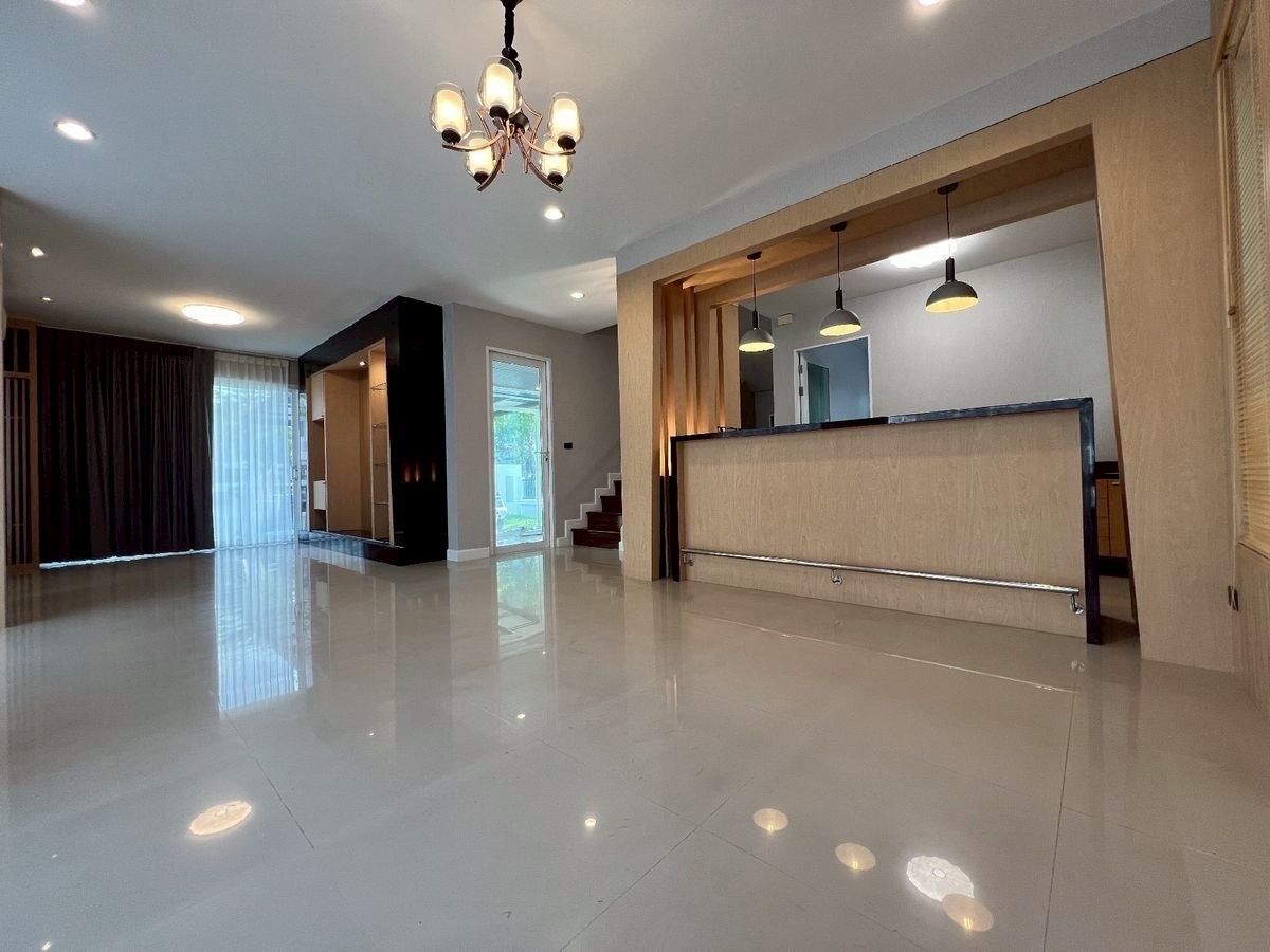 Luxury House near Suvarnabhumi Airport with Multiple Amenities